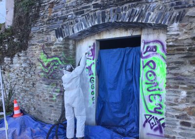 Nettoyage de graffitis par aerogommage dans le Maine et Loire
