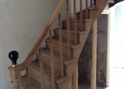 Sablage par aerogommage d’un escalier en chêne massif