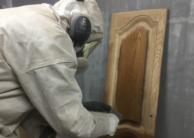 Décapage armoire en chêne massif